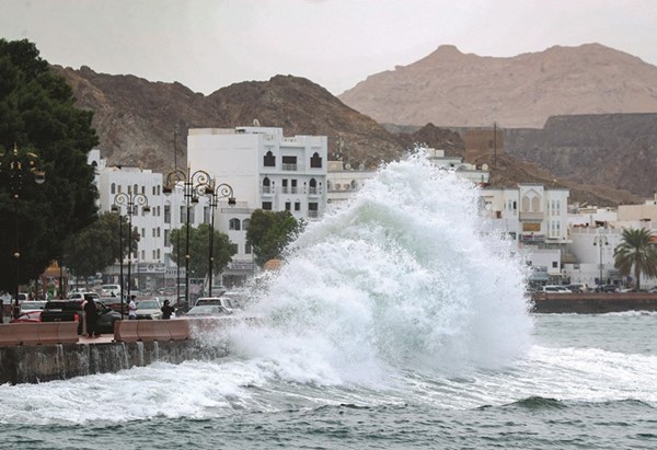 أمواج عاتية ضربت ساحل مسقط في عمان جراء إعصار شاهين