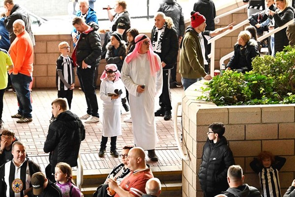 جماهير نيوكاسل تحتفل بصندوق الاستثمار السعودي