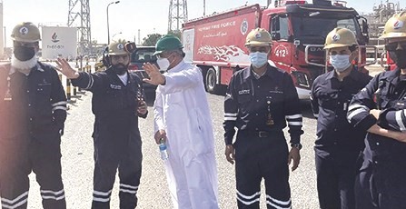 د.محمد الفارس ووليد البدر وعبدالعزيز الدعيج خلال متابعة عملية إطفاء الحريق