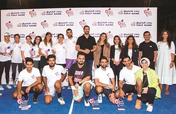 لقطة جماعية للفائزين مع فريق بنك الخليج 	(محمد هاشم)