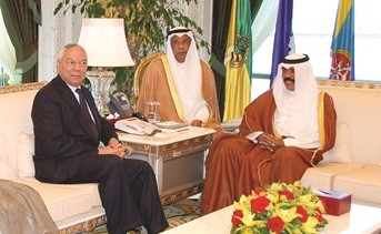 صاحب السمو الأمير الشيخ نواف الأحمد أثناء احد استقبالاته لكولن باول