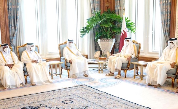 أمير قطر سمو الشيخ تميم بن حمد آل ثاني مستقبلا الوزراء الجدد عقب أدائهم اليمين الدستورية أمس (قنا)