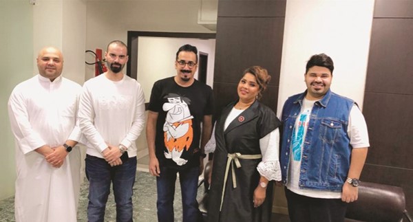 الفنانة هيا الشعيبي وشقيقها ثامر مع د. سعود بوشهري وبشار جاسم والمخرج جاسم محمد
