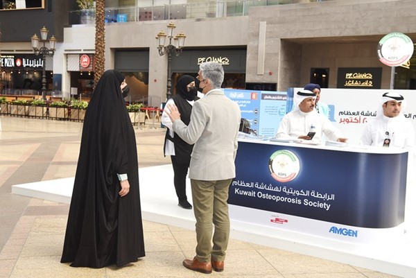 البوث التوعوي قدم الإجابة عن استفسارات رواد الأڤنيوز حول مرض الهشاشة(أحمد علي)