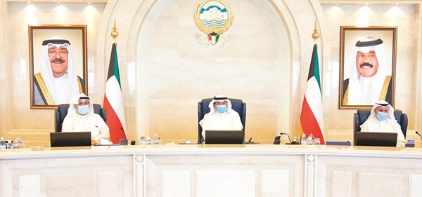 سمو الشيخ صباح الخالد والشيخ حمد جابر العلي وعبدالله الرومي خلال الاجتماع