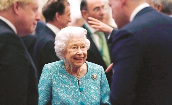 الملكة إليزابيث وبوريس جونسون خلال حفل استقبال أقيم الثلاثاء (أ.ف.پ)