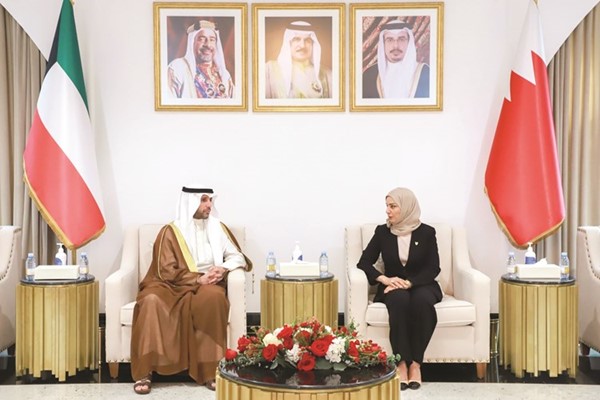 الرئيس مرزوق الغانم مع رئيسة مجلس النواب البحريني فوزية زينل