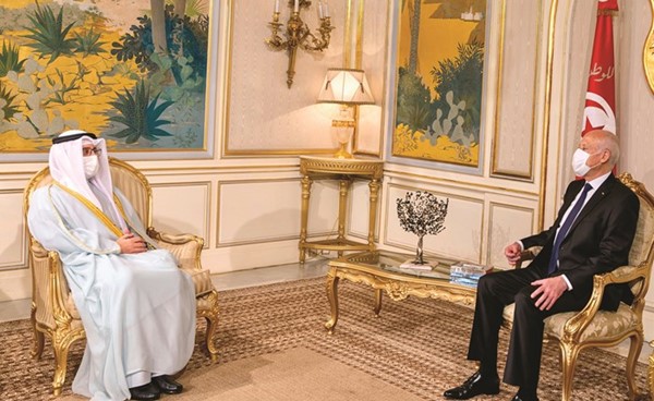 الرئيس التونسي قيس سعيد مستقبلا الشيخ د.أحمد ناصر المحمد