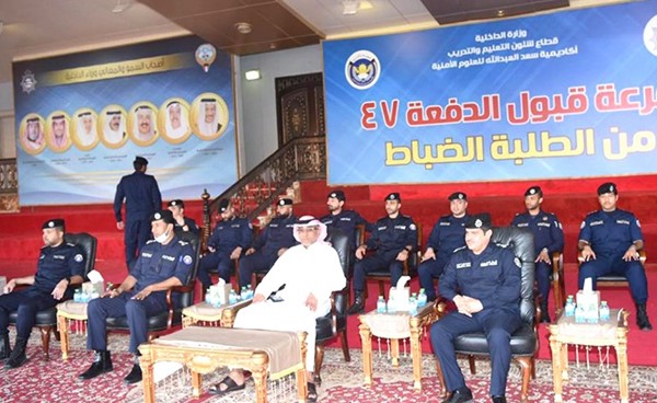 اللواء ناصر بورسلي وعدد من قيادات أكاديمية سعد العبدالله للعلوم الأمنية لدى استقبال الدفعة الجديدة