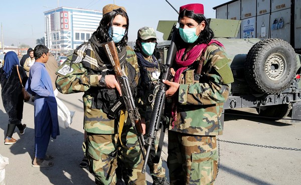 مقاتلان من طالبان في أحد أسواق كابول (رويترز)