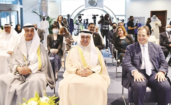 الشيخ د.أحمد ناصر المحمد والسفير مجدي الظفيري وطارق الشيخ خلال الفعالية