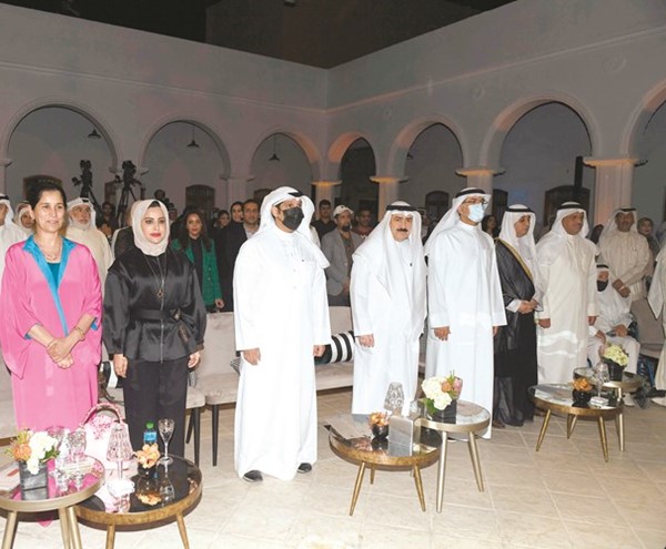 الوزير عبدالرحمن المطيري والأمين العام كامل العبدالجليل والشيخة انتصار العلي والأمناء المساعدون في المجلس الوطني خلال السلام الوطني