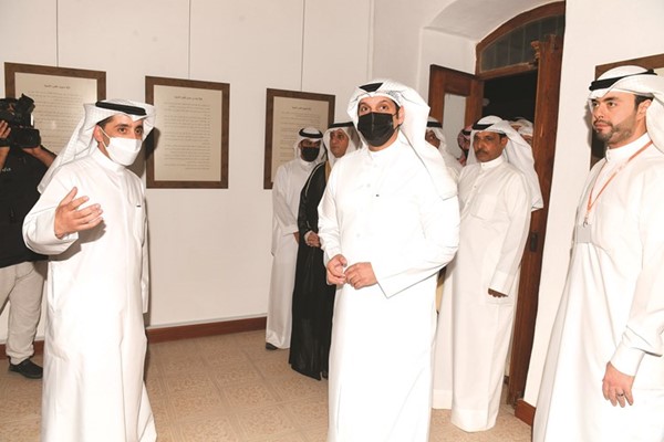 صاحب مبادرة تأسيس بيت الموسيقى د. محمد الديهان يشرح للوزير المطيري عن أقسام البيت
