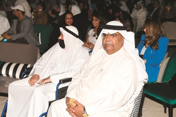 نائب رئيس جمعية الفنانين الكويتيين الملحن أنور عبدالله ومتابعة لحفل الافتتاح