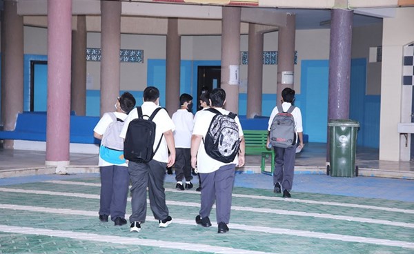 طلبة المدارس بعد عودتهم الى مقاعد الدراسة اثناء بدء العام الدراسي الجديد