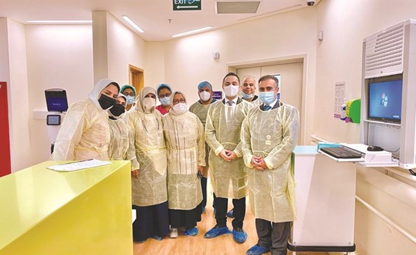 د.عبدالله السند مع الفريق الطبي بعد إجراء إحدى العمليات