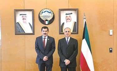 الفريق خالد المكراد مع السفير جمال الغنيم