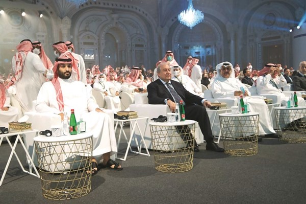 صاحب السمو الملكي الأمير محمد بن سلمان ولي عهد السعودية نائب رئيس مجلس الوزراء والشيخ حمد جابر العلي في مقدمة الحضور خلال افتتاح مبادرة مستقبل الاستثمار