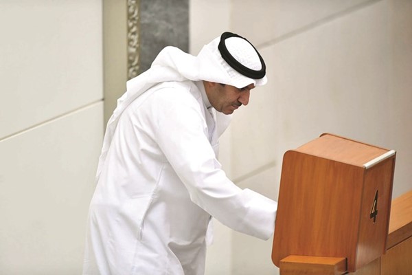 نائب الرئيس أحمد الشحومي يدلي بصوته في انتخابات اللجان