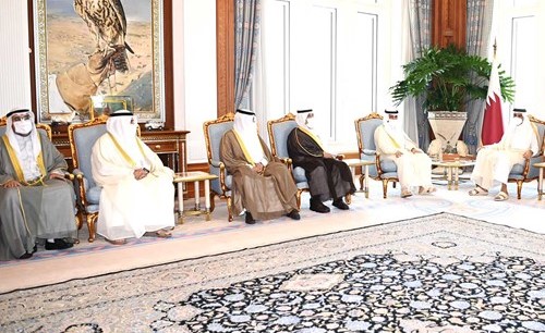 سمو أمير قطر الشيخ تميم بن حمد آل ثاني مع رئيس مجلس الأمة مرزوق الغانم والوفد النيابي المرافق