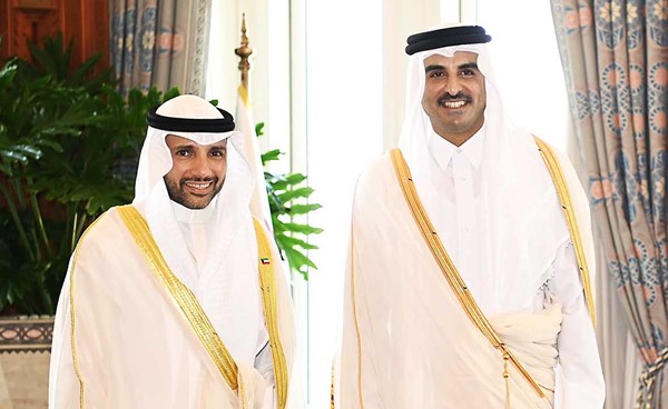 صاحب السمو الأمير الشيخ تميم بن حمد مستقبلاً رئيس مجلس الأمة مرزوق الغانم