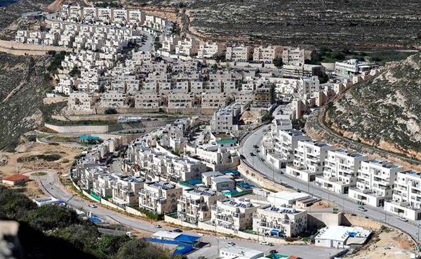 لقطة جوية لمستوطنة جيفات زئيف قرب مدينة رام الله بالضفة المحتلة	(أ.ف.پ)