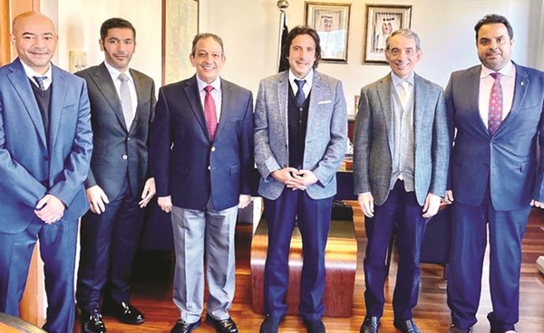 السفير الشيخ عزام الصباح مع أعضاء القنصلية في ميلانو