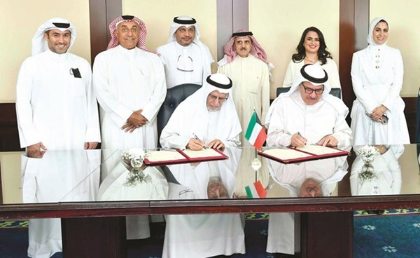 عبدالوهاب الوزان والمستشار صلاح المسعد خلال توقيع الاتفاقية