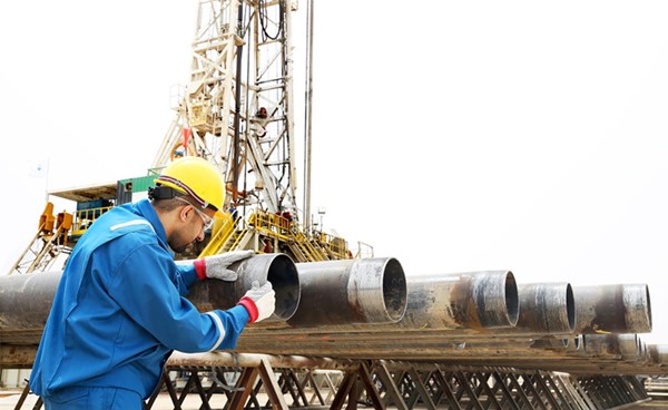 «نفط الكويت» تطلب بناء 3 خطوط أنابيب لتدفق النفط في حقل برقان الكبير