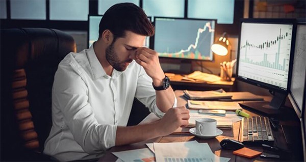 البيع أم الاحتفاظ .. كيف يجيب المستثمر بسوق الأسهم عن هذا السؤال؟
