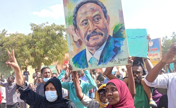 محتجون برفعون صورة رئيس الوزراء عبدالله حمدوك خلال تظاهرة حاشدة ضد الانقلاب في ام درمان امس		(ا.ف.پ)