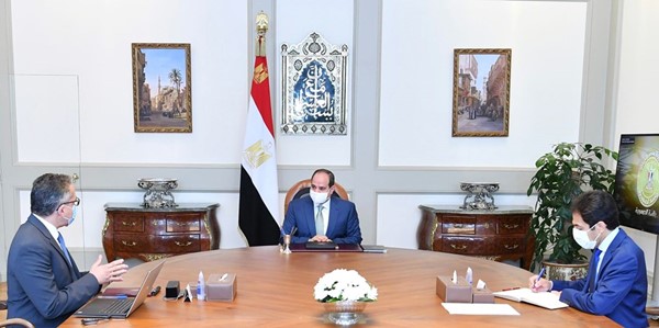الرئيس عبدالفتاح السيسي خلال لقائه مع د.خالد العناني وزير السياحة والآثار