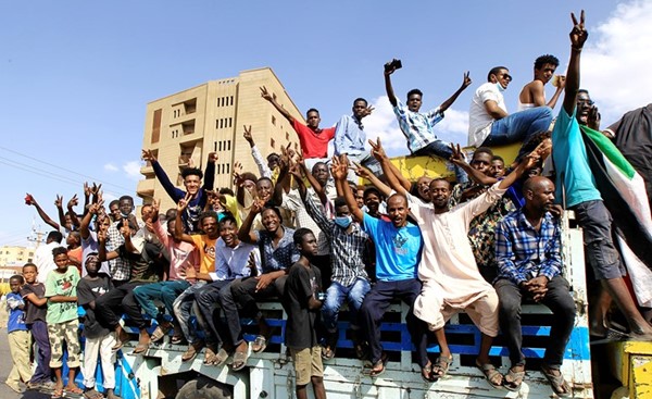 محتجون يرفعون شارات النصر خلال تظاهرة ضد الانقلاب في الخرطوم		(رويترز)