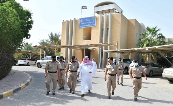وزير الداخلية الشيخ ثامر العلي خلال زيارته إلى إدارة المحاكمات العسكرية