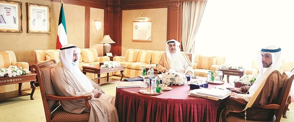 رئيس مجلس الأمة مرزوق الغانم ورئيس المجلس الأعلى للقضاء ورئيس محكمة التمييز المستشار أحمد العجيل ورئيس مجلس الوزراء بالإنابة وزير الدفاع الشيخ حمد جابر العلي
