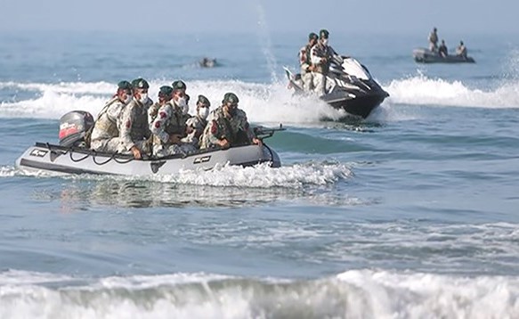 زوارق بحرية ايرانية تتصدى لمحاولة قرصنة لإحدى الناقلات امس	(وكالة فارس للأنباء)
