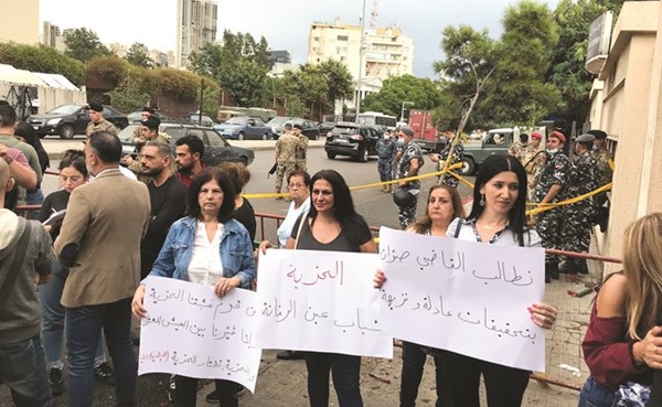 أهالي الموقوفين في أحداث الطيونة خلال وقفة احتجاجية أمام المحكمة العسكرية مطالبين بإطلاق سراح ذويهم 	(محمود الطويل)