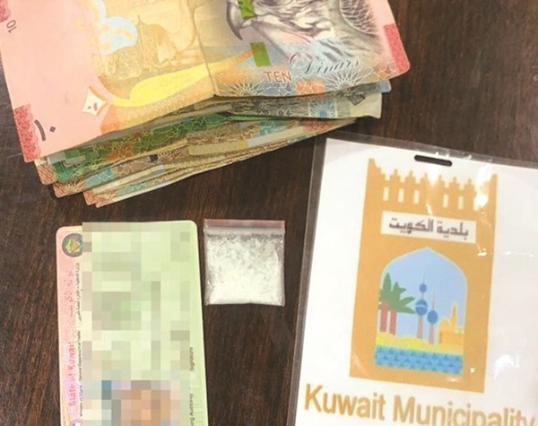 الأموال والهويات والمادة البيضاء المضبوطة مع المفتش المزيف