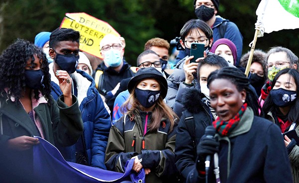 الناشطة السويدية غريتا تونبرغ تشارك في احتجاج تزامنا مع قمة المناخ (كوب 26) في غلاسكو (أ.ف.پ)