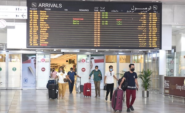 مسافرون قادمون عبر مطار الكويت		 ( أحمد علي )
