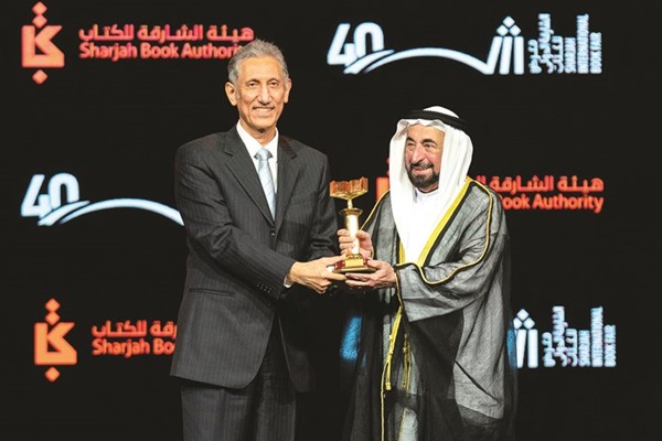 طالب الرفاعي يتسلم تكريمه من الشيخ د.سلطان بن محمد القاسمي