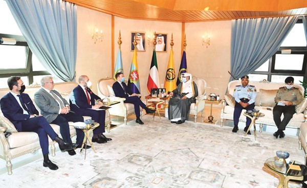 الشيخ حمد جابر العلي خلال استقباله د.سيفن سايمون وأعضاء الوفد البرلماني الأوروبي