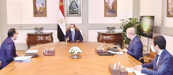 جانب من اجتماع الرئيس عبدالفتاح السيسي امس مع رئيس الحكومة د.مصطفى مدبولي ود.عاصم الجزار وزير الإسكان والمرافق والمجتمعات العمرانية
