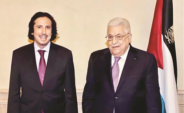 الرئيس الفلسطيني محمود عباس خلال اللقاء مع السفير الشيخ عزام الصباح