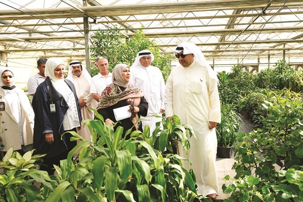 وزير الدفاع خلال زيارته الشؤون الزراعية