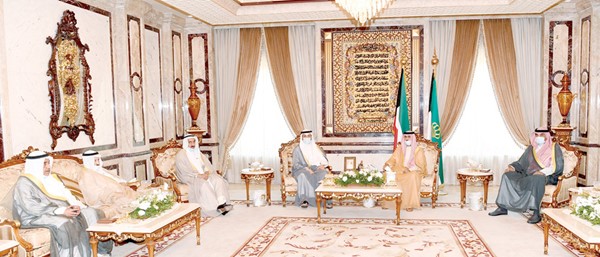  صاحب السمو الأمير الشيخ نواف الأحمد لدى استقباله مرزوق الغانم وسمو الشيخ صباح الخالد والمستشار أحمد العجيل ومحمد ضيف الله شرار ود.حمود العتيبي