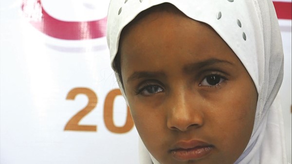 فتاة يمنية تعاني من المياه البيضاء