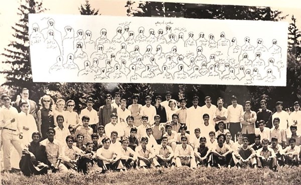 طلبة دفعة 1971 لدى وجودهم في المدرسة الداخلية بولاية ميرلاند الأميركية