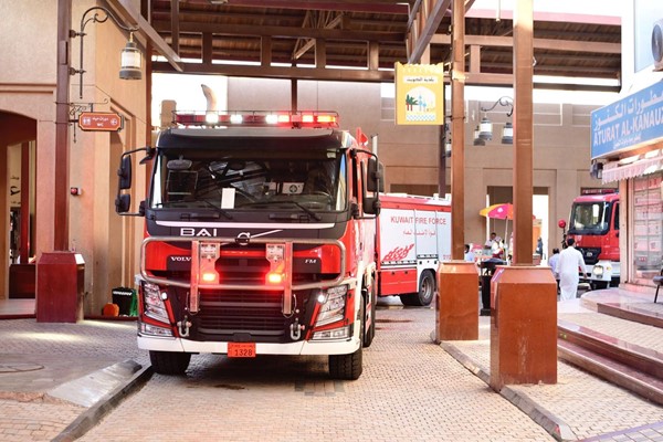 فرق الإطفاء تسيطر على حريق محل في أسواق المباركية