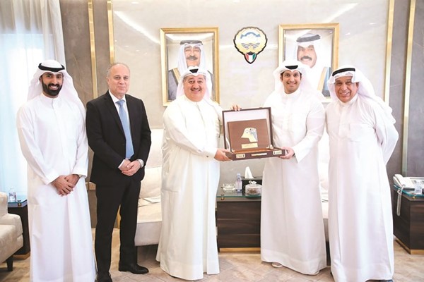 عبدالرحمن المطيري يقدم درعا تذكارية لعماد بوخمسين ووفد النادي الدولي الكويتي لرياضة السيارات والدراجات الآلية